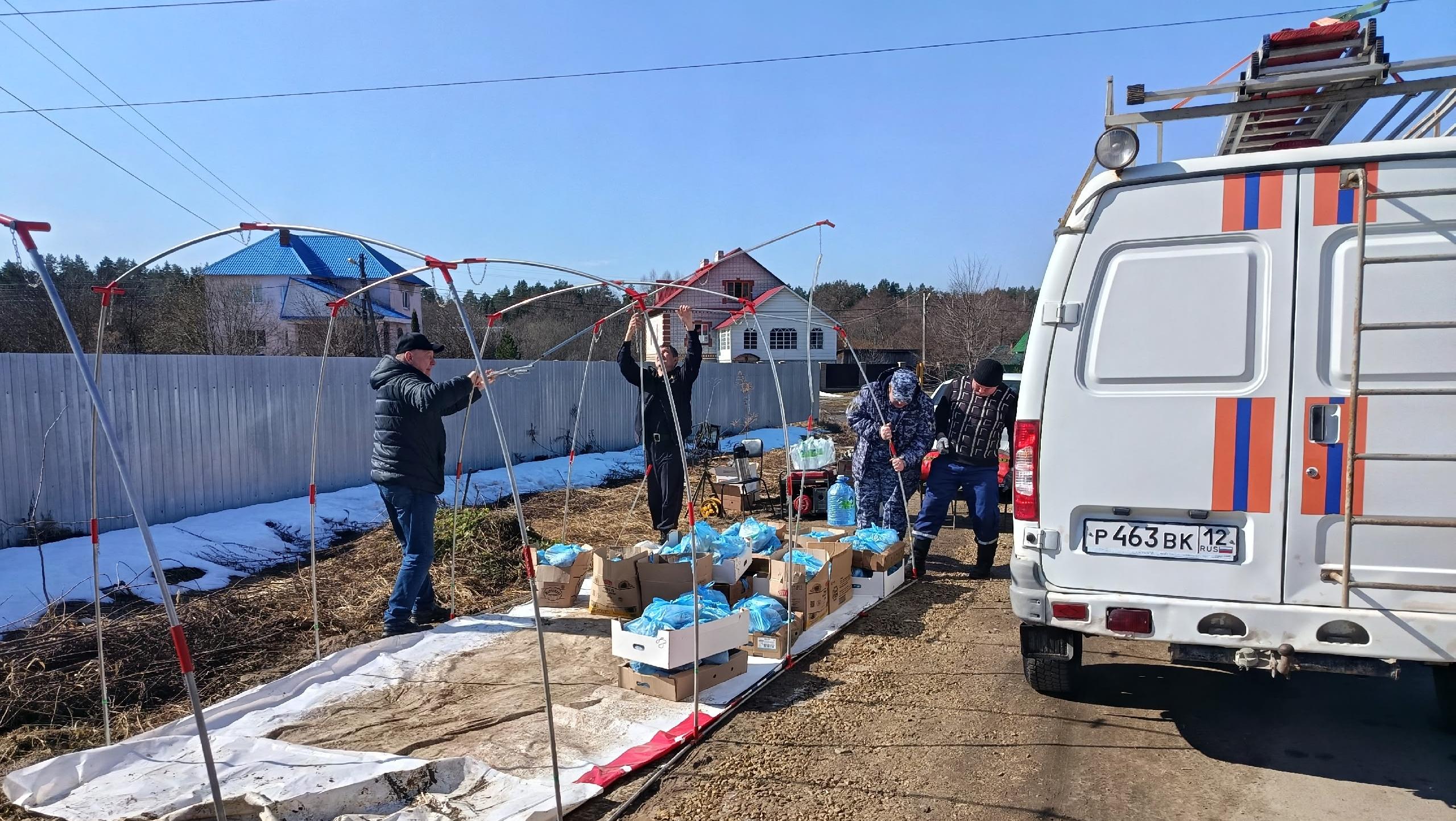 Спасатели Йошкар-Олы продолжают дежурить в зоне паводка