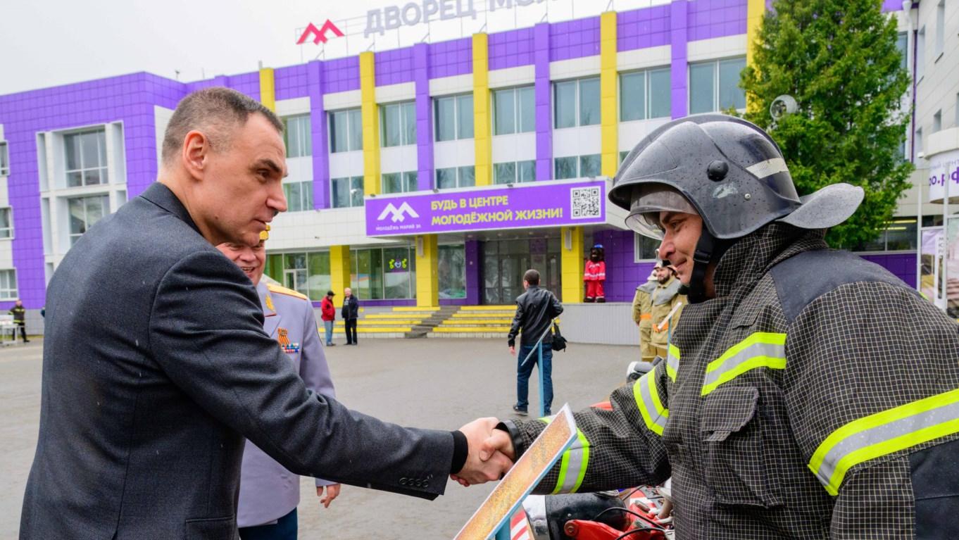 Глава Марий Эл наградил отличившихся сотрудников пожарной охраны