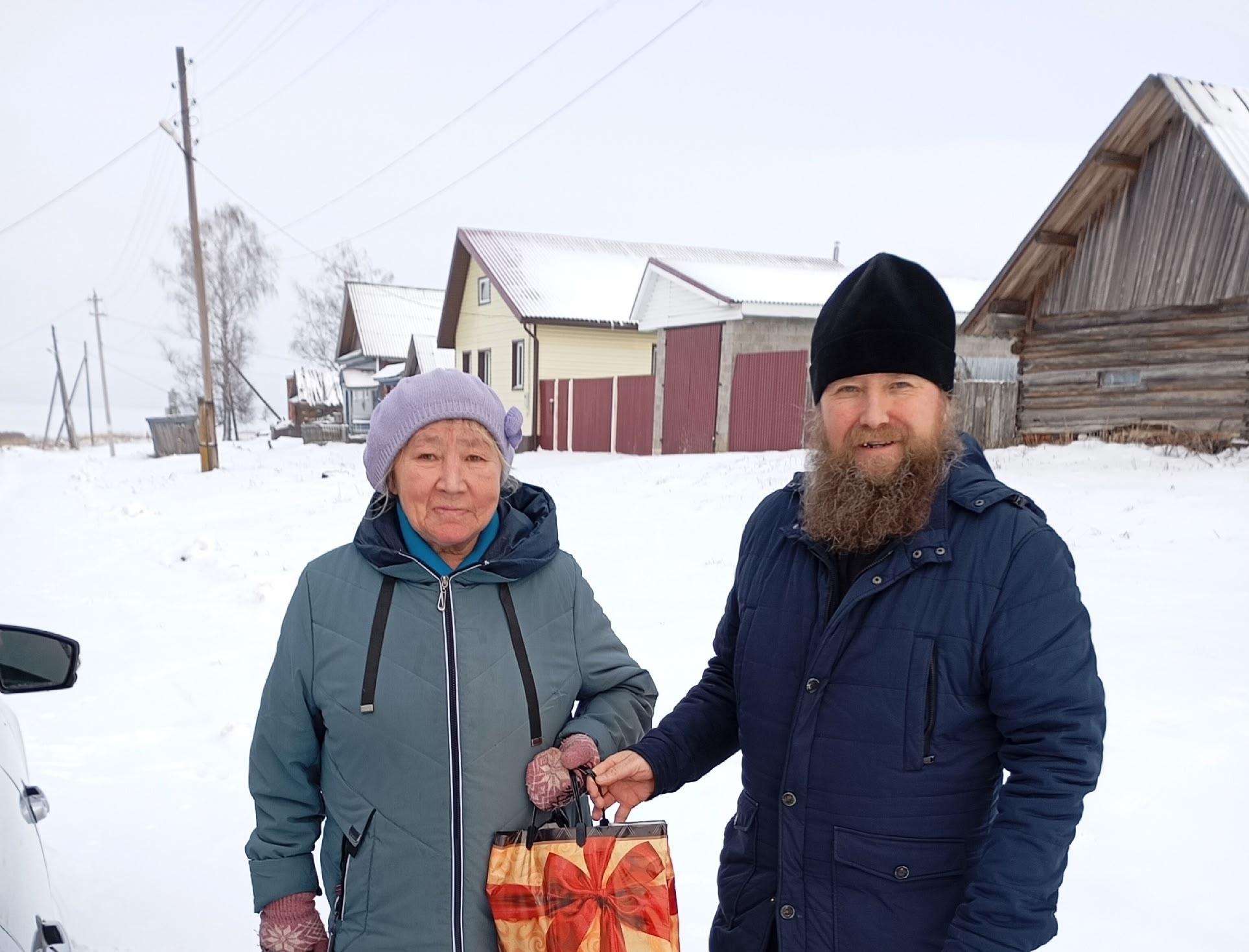 В Горномарийском районе батюшка поздравил семьи бойцов СВО 