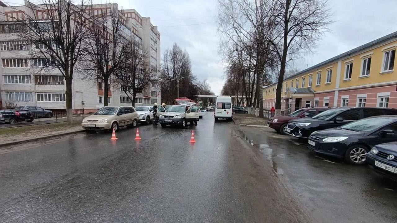 В Йошкар-Оле 82-летний водитель Mazda протаранил несколько машин 