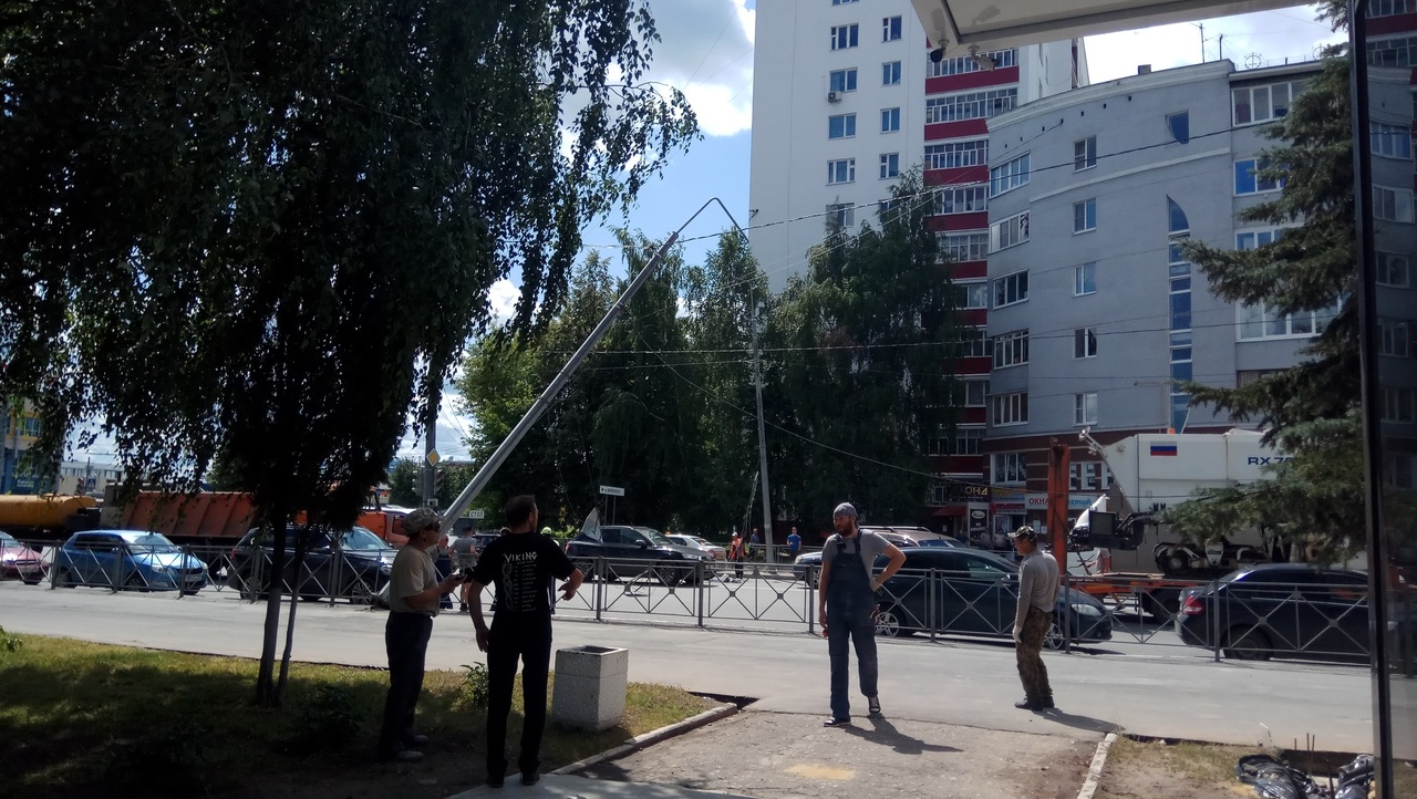 На Ленинском проспекте проезжающим машинам грозит опасность