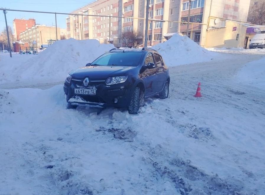 В Йошкар-Оле автоледи сбила человека