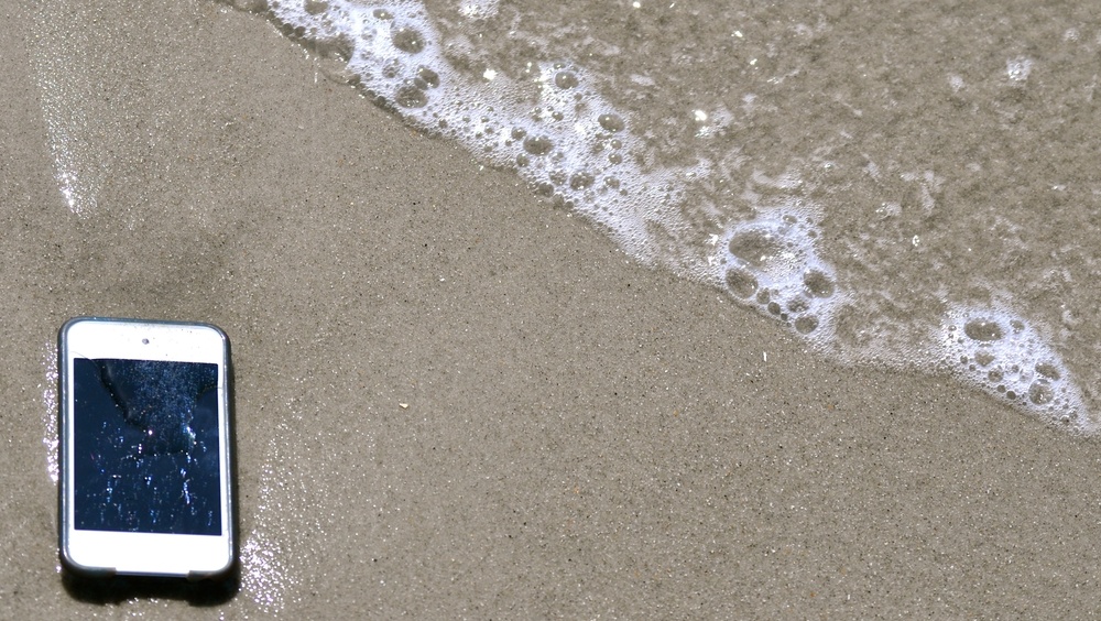 Как спасти телефон, упавший в воду