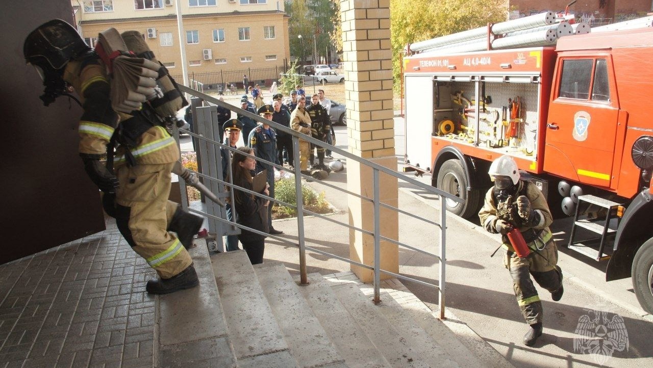 В многоэтажке на бульваре Чавайна в Йошкар-Оле сегодня бегали пожарные