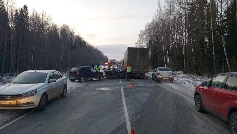 В ДТП с грузовиком пострадали 16-летняя девочка-подросток и 36-летний мужчина