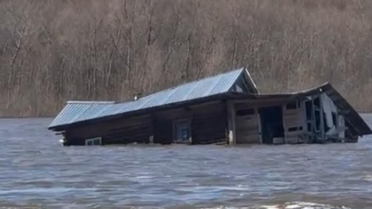 Поводок унёс жилой дом