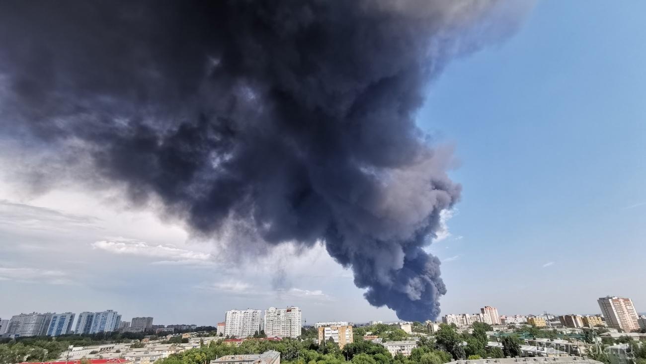 В Самаре горит склад с полиэтиленом