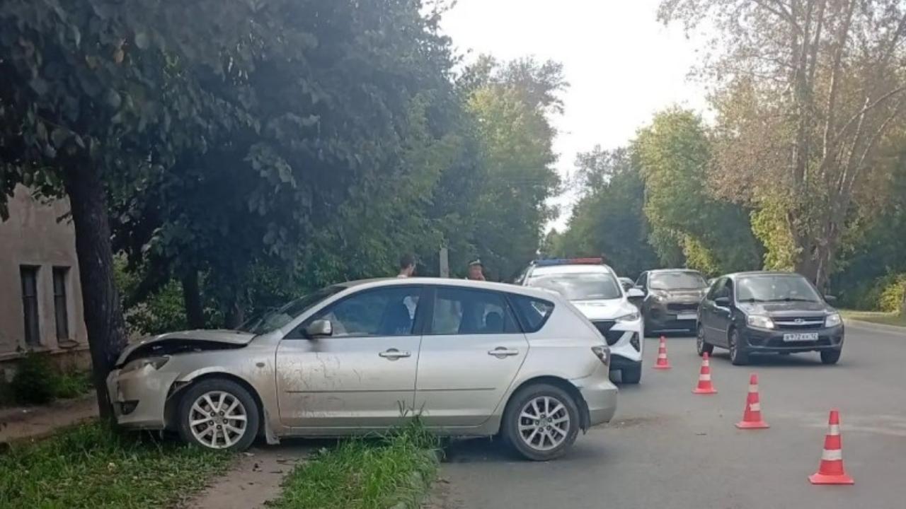 В Йошкар-Оле «Мазда» впечаталась в дерево