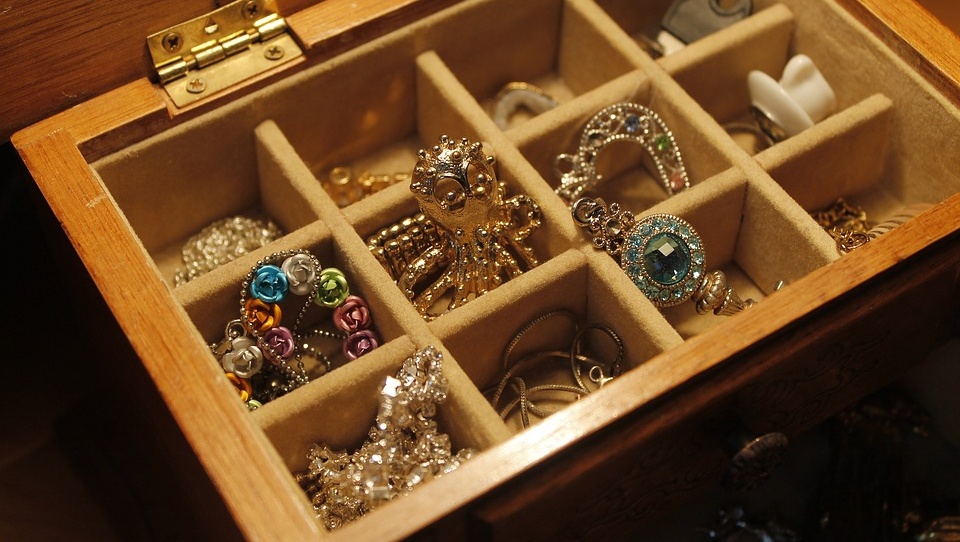 В Марий Эл ранее судимая женщина украла у жены собутыльника золотые украшения