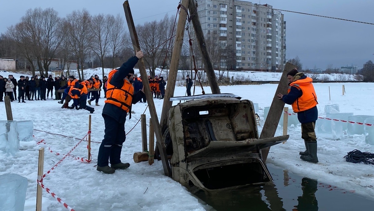 На пляже Йошкар-Олы спасатели республики ушли под воду