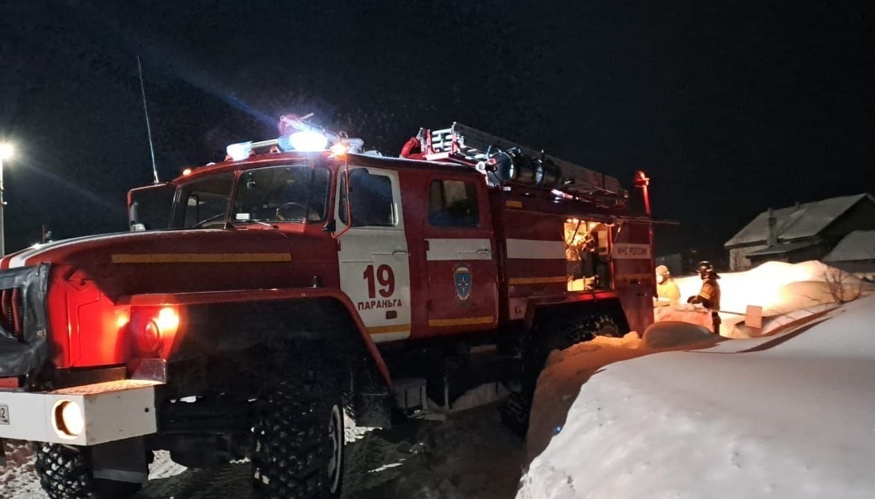 Вечером в Параньге горел жилой дом: есть пострадавший
