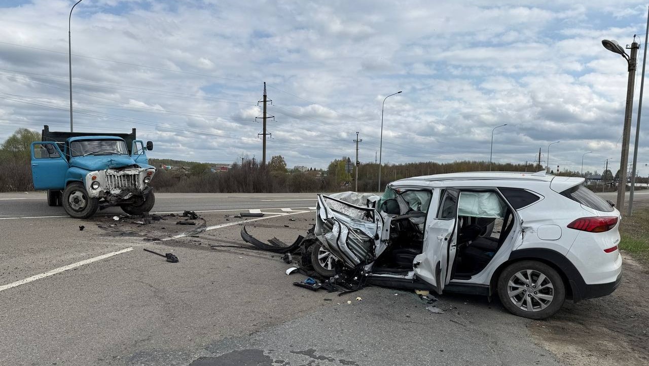 На Казанском тракте в столкновении с грузовиком пострадали три человека