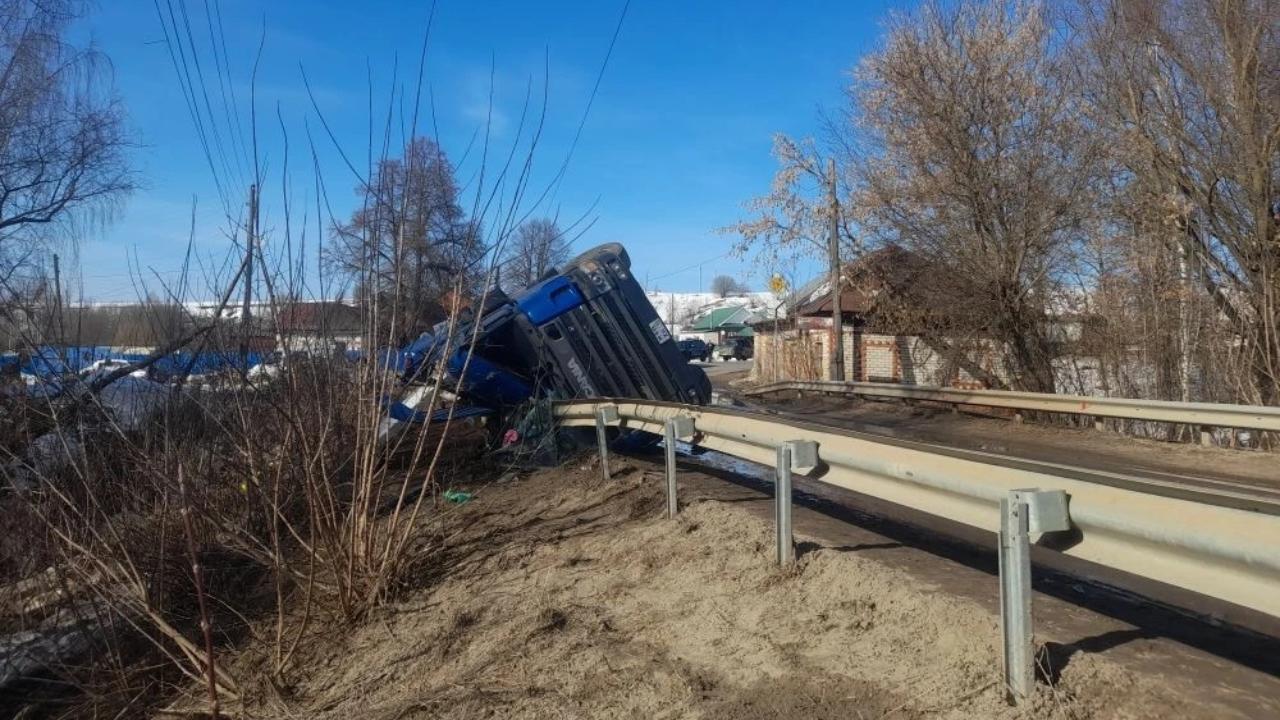 В Марий Эл грузовик опрокинулся на ограждение и грузом зацепил женщину