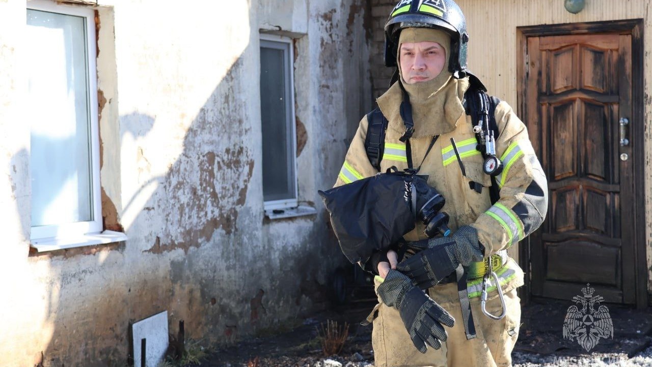 В Йошкар-Оле пожарные вывели из горящего дома четверых детей и двух взрослых