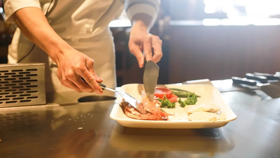 Кассиры и повара вошли в список самых востребованных профессий