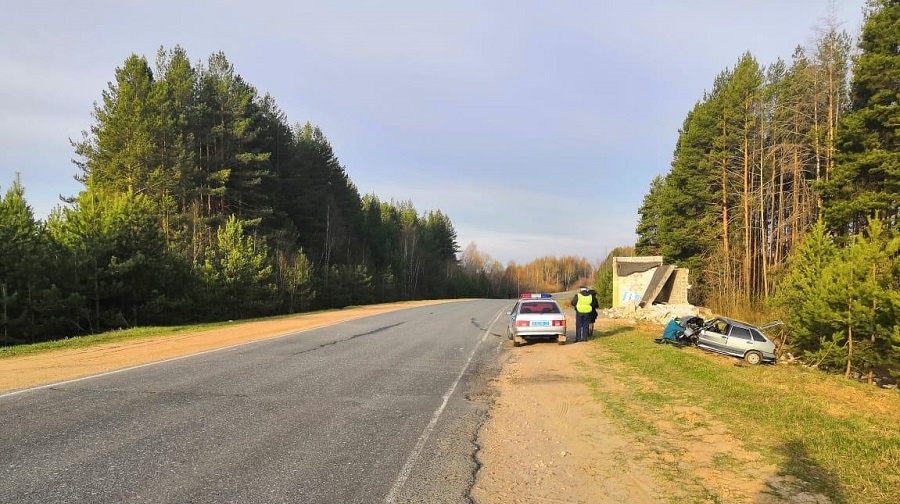 В Волжском районе автомобиль ВАЗ-2114 врезался в автобусную остановку