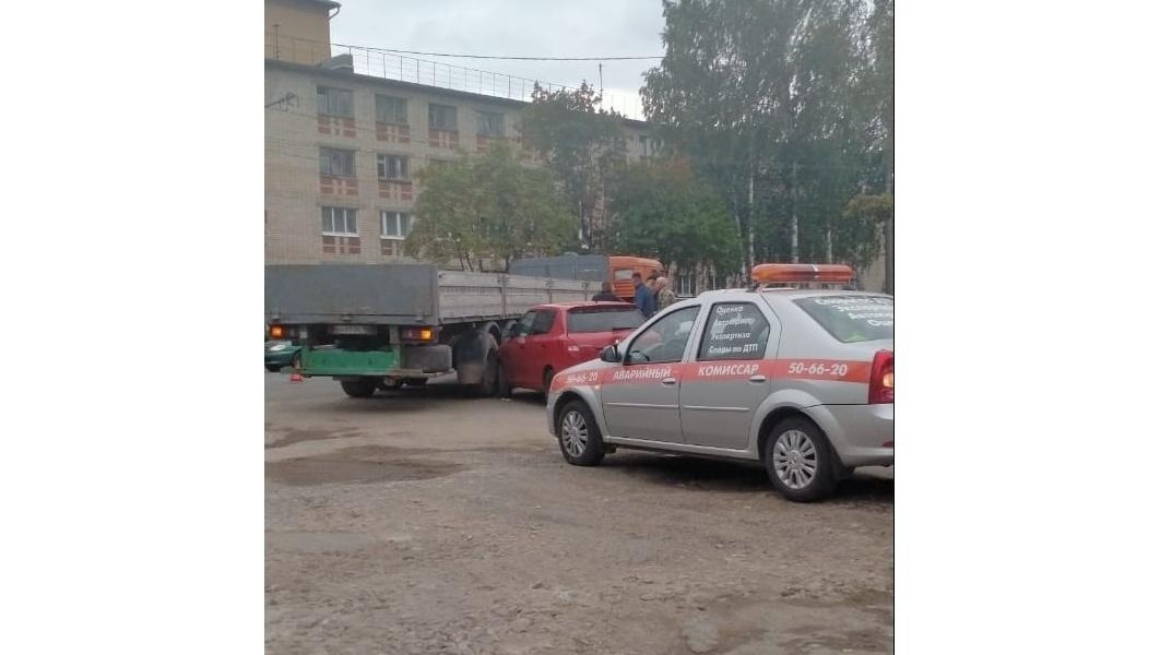 В Йошкар-Оле столкнулись легковая машина и грузовик