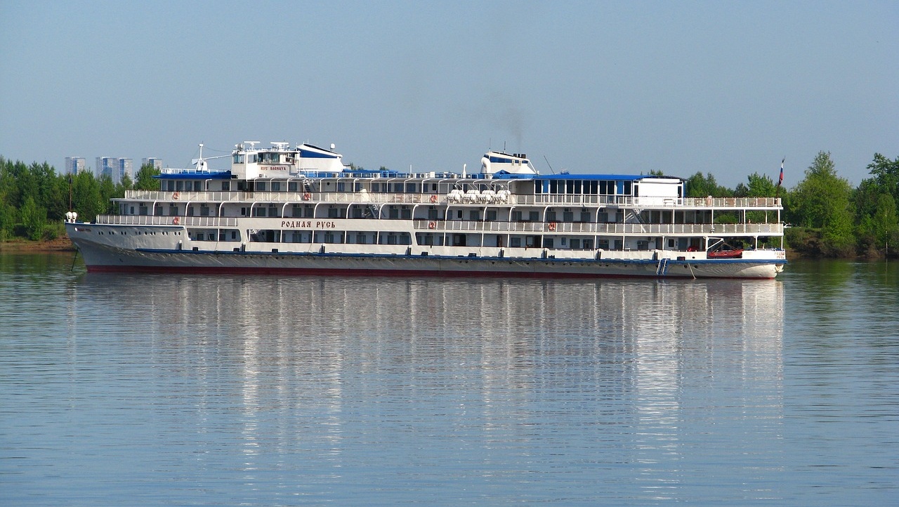 Из-за обмеления Волги снимают с рейсов туристические теплоходы