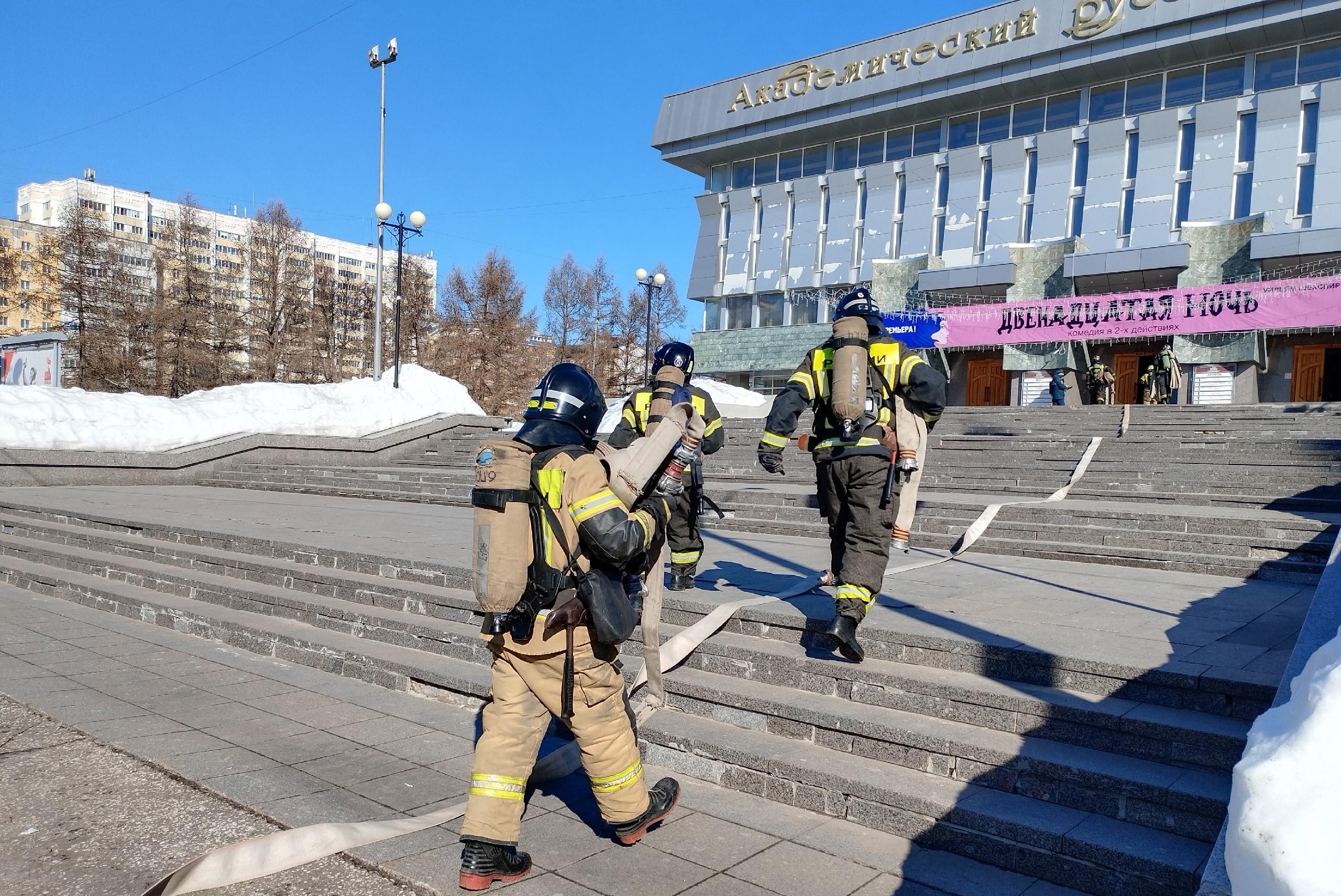 В Йошкар-Оле из здания драмтеатра эвакуировали трёх «пострадавших»