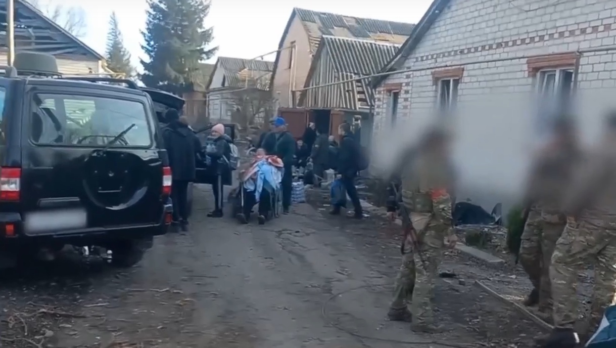 Бойцы из Марий Эл помогают эвакуироваться жителям Суджи