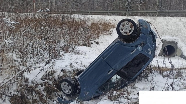 На объездной дороге юная автоледи на иномарке перевернулась в кювет