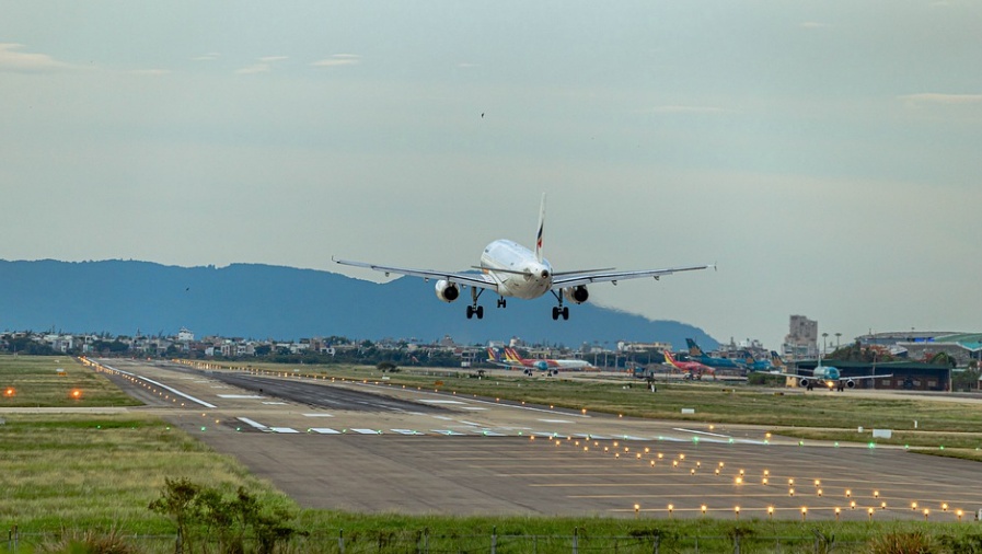 Всего три страны с вылетами из РФ безопасны по COVID-19