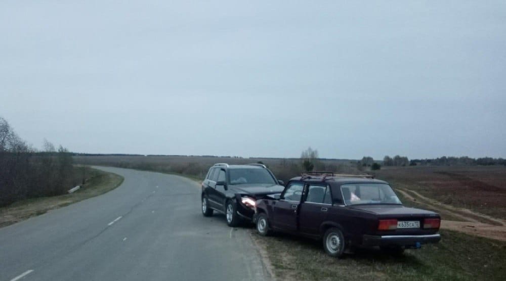 Пьяный 20-летний водитель на классике врезался в припаркованный Mercedes