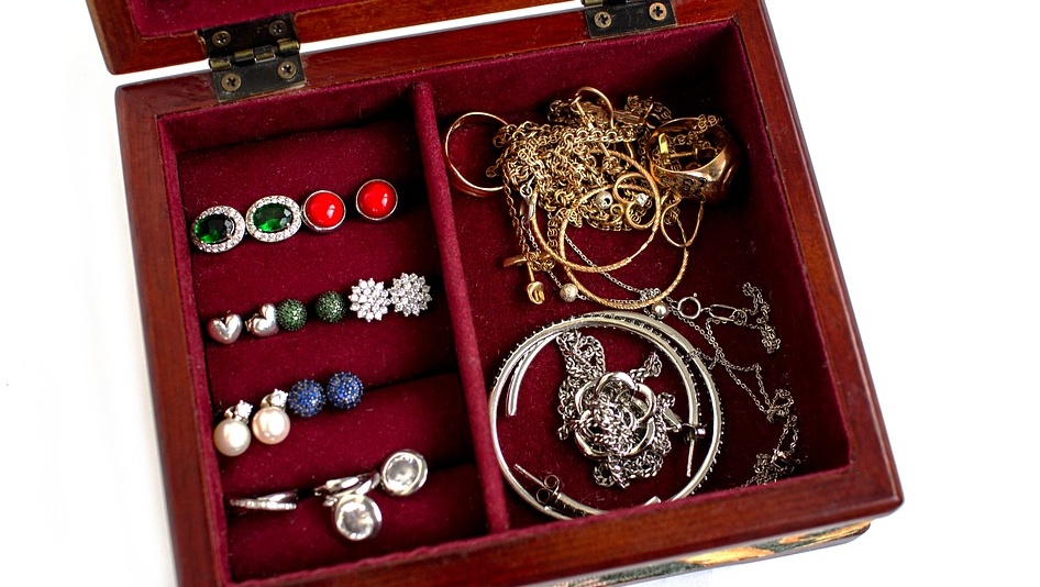 Жительница Медведево после застолья с интернет-знакомым лишилась дорогих украшений