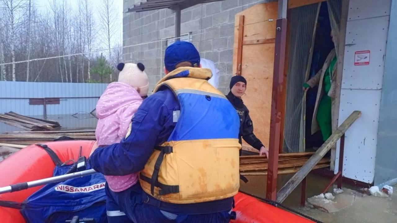 В Марий Эл спасатели эвакуировали семью с детьми из затопленного садового домика