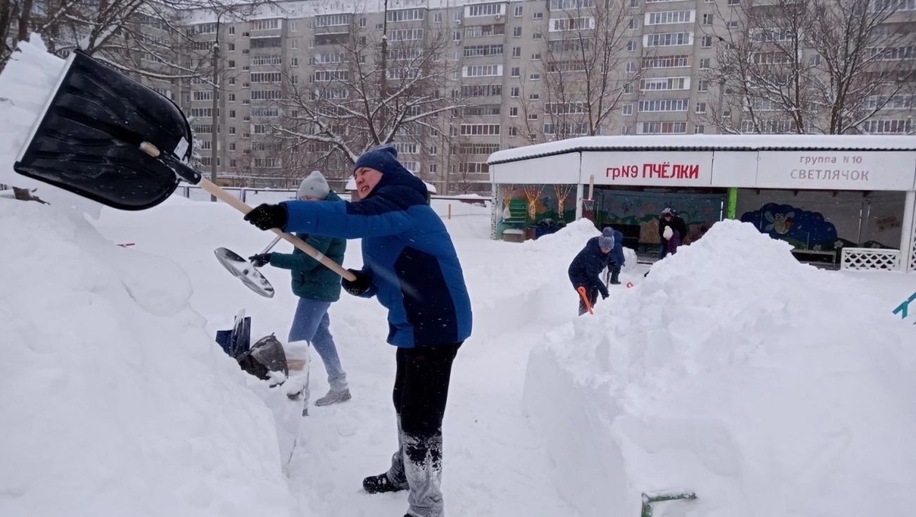 В Йошкар-Оле к расчистке снега подключились школьники и родители