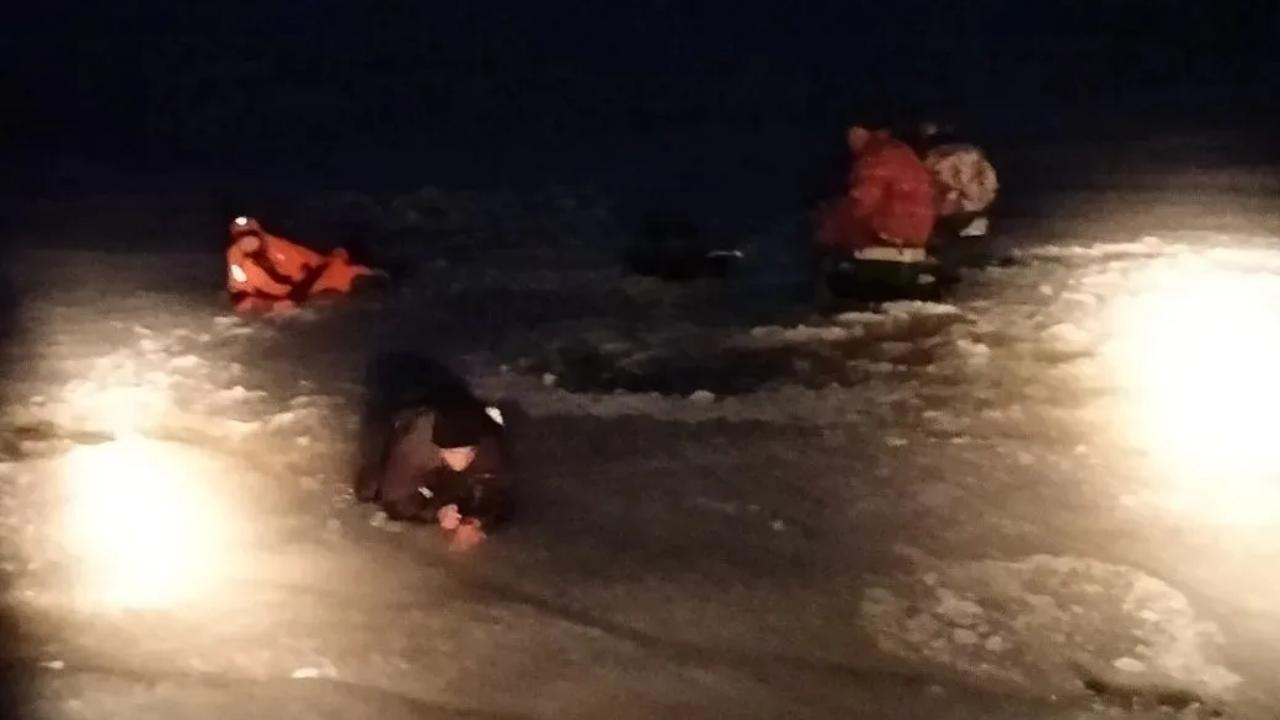 На Волге в Марий Эл подросток и двое взрослых оказались в ледовой ловушке
