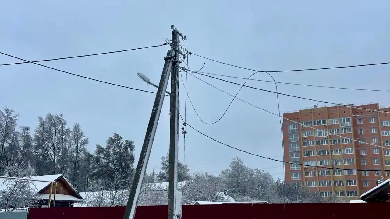 Жителей Йошкар-Олы просят обходить повреждённые столбы уличного освещения