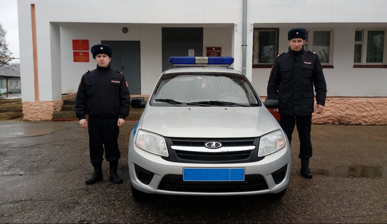 В Сернуре сотрудники Росгвардии вынесли мужчин из задымлённой квартиры