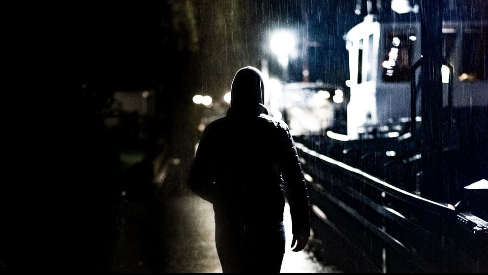 Неизвестный напал на пенсионерку в подъезде дома по улице Я. Эшпая