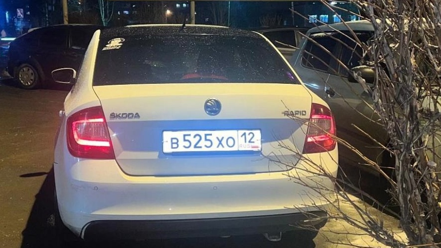 В Йошкар-Оле ищут водителя, который наехал на припаркованный автомобиль