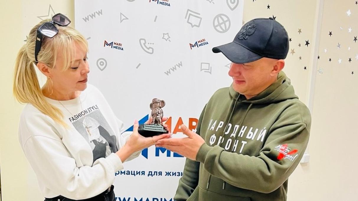 Народный фронт Марий Эл вручил редакции МариМедиа боевого Чебурашку