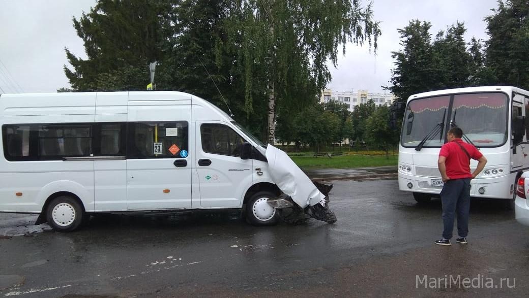 В Йошкар-Оле у травмпункта столкнулись маршрутка и автобус