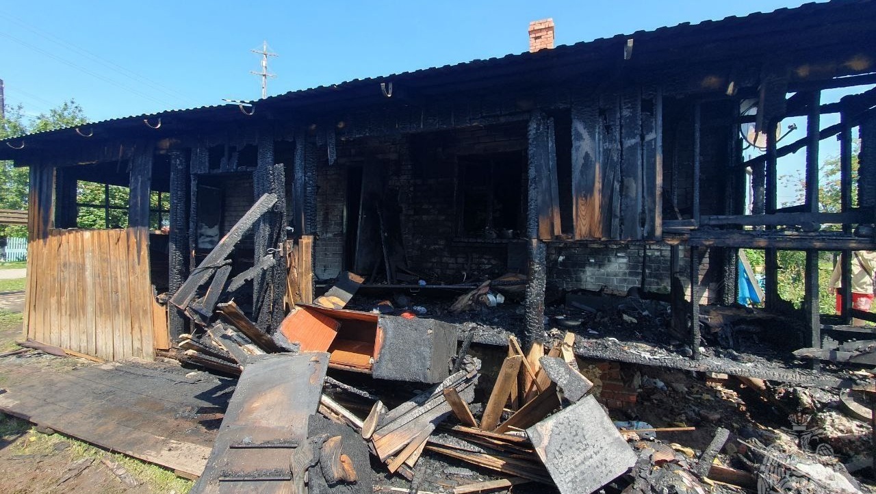 В Оршанском районе женщина с ребёнком смогли выбраться из горящего дома