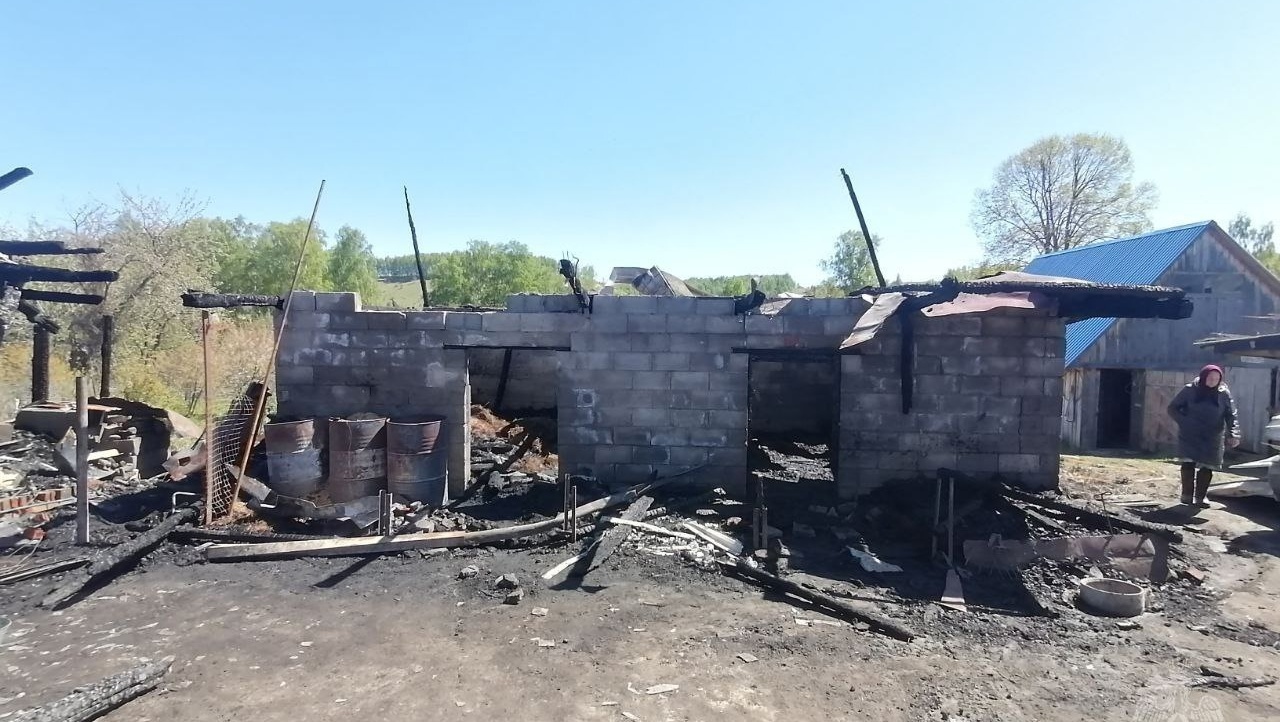 В Горномарийском районе огонь уничтожил жилой дом и сарай