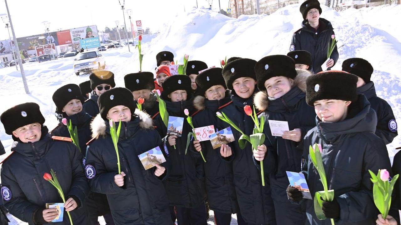 Женщин на улицах Йошкар-Олы поздравили казачата, юнармейцы и ТИЦ