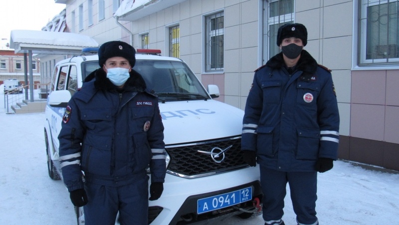 В Марий Эл сотрудники ГИБДД помогли водителю и пассажирам микроавтобуса