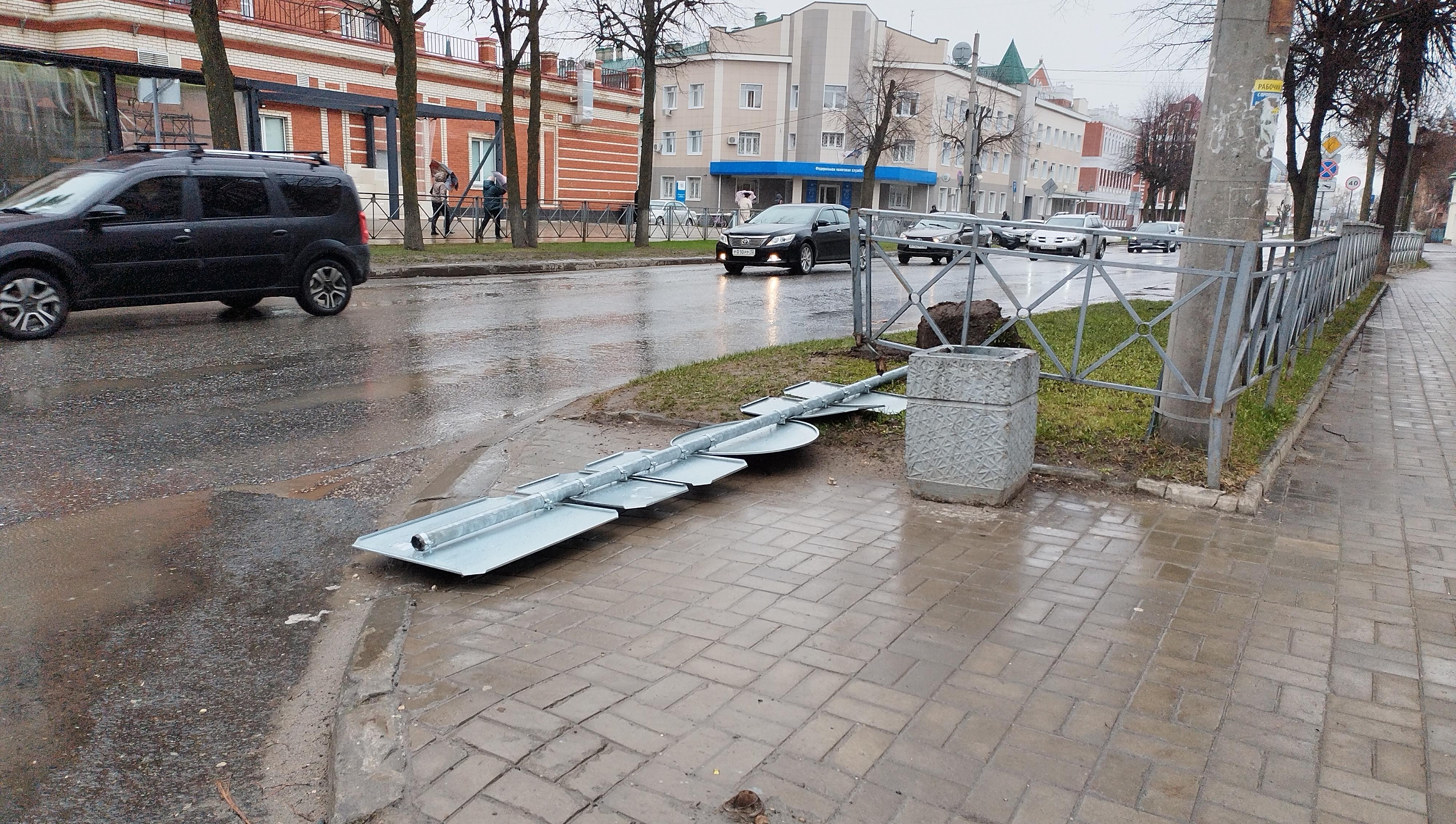В Йошкар-Оле дорожный знак упал под ноги пешехода