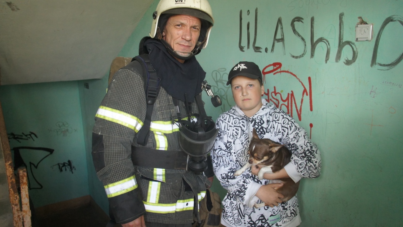 Пожарные Йошкар-Олы вынесли из горящей квартиры щенка