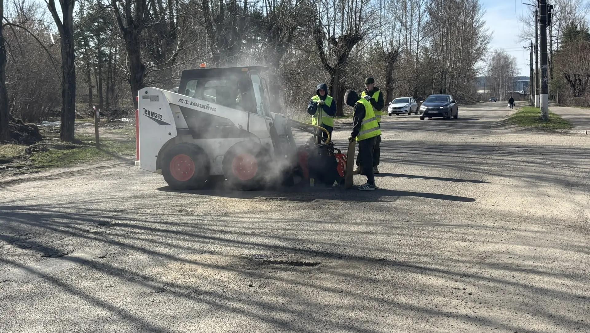 На дорогах Волжска латают ямы