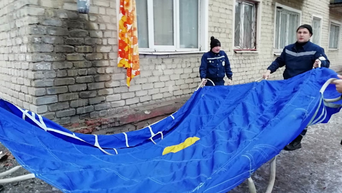 В Йошкар-Оле женщина пыталась спуститься со второго этажа по связанным шторам