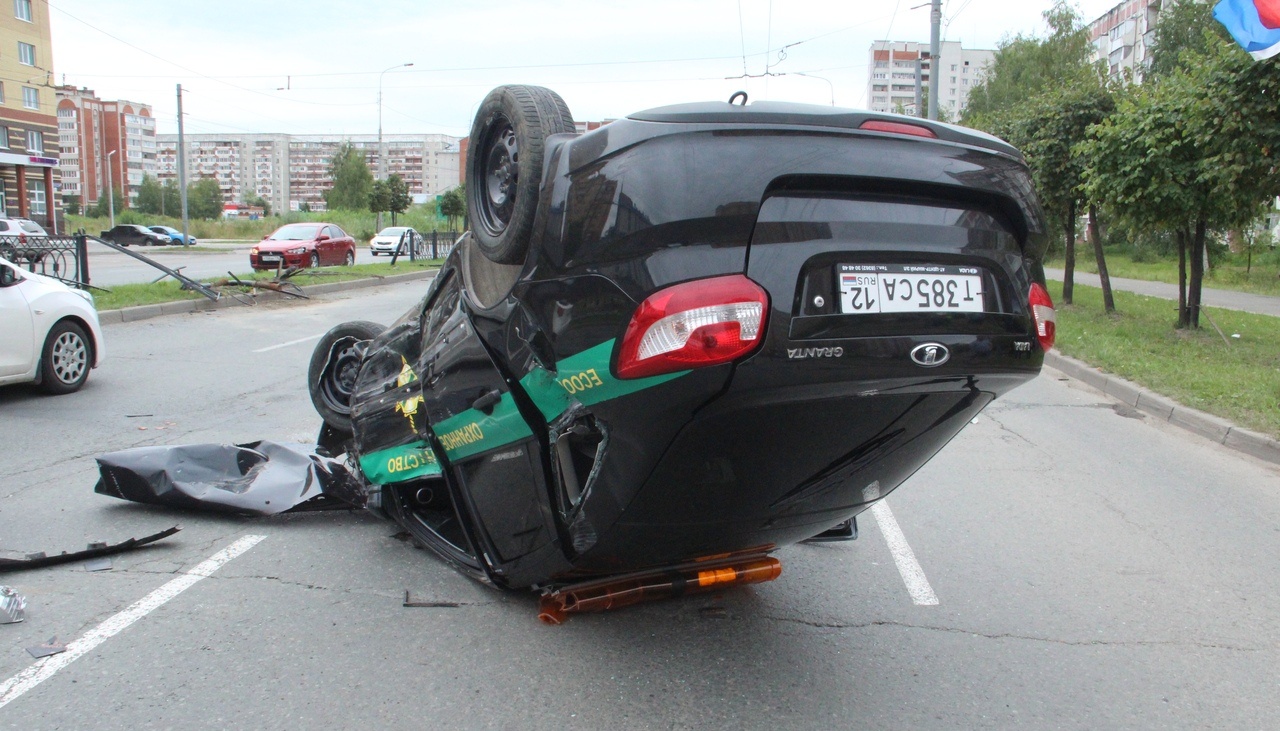 Mazda и Nissan попали под град осколков разбившегося автомобиля