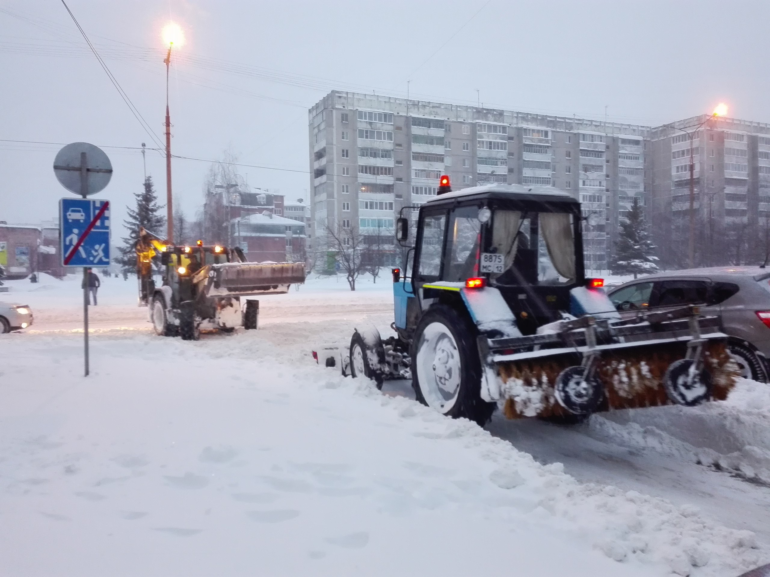 Антон Трудинов: Коммунальные службы города вышли на борьбу со снегом