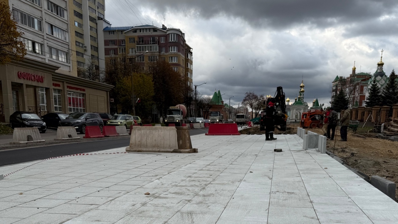 Пешеходную территорию в центре Йошкар-Оле выкладывают гранитными плитами