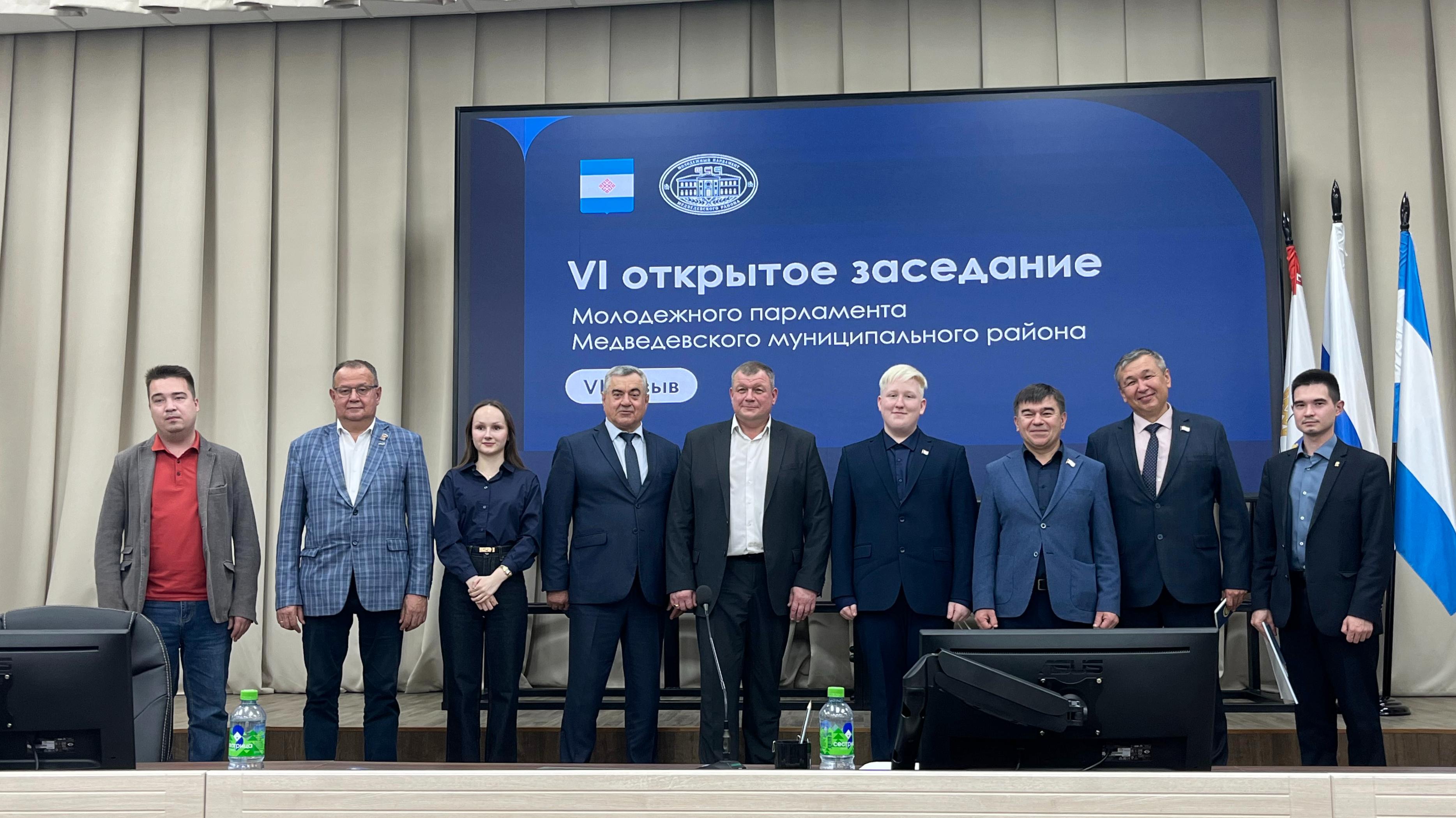 Александр Смирнов поделился опытом работы с молодыми парламентариями