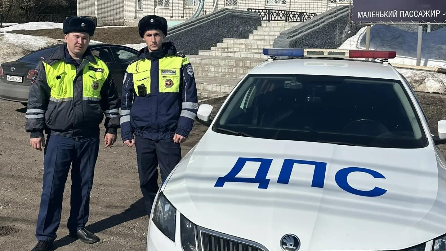 В Марий Эл инспекторы ДПС оперативно доставили в больницу задыхающегося малыша